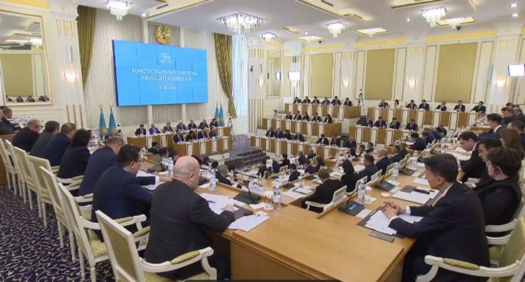 Конституциялық комиссияның отырысында жаңа Конституция мәселесін қарау ұсынылды