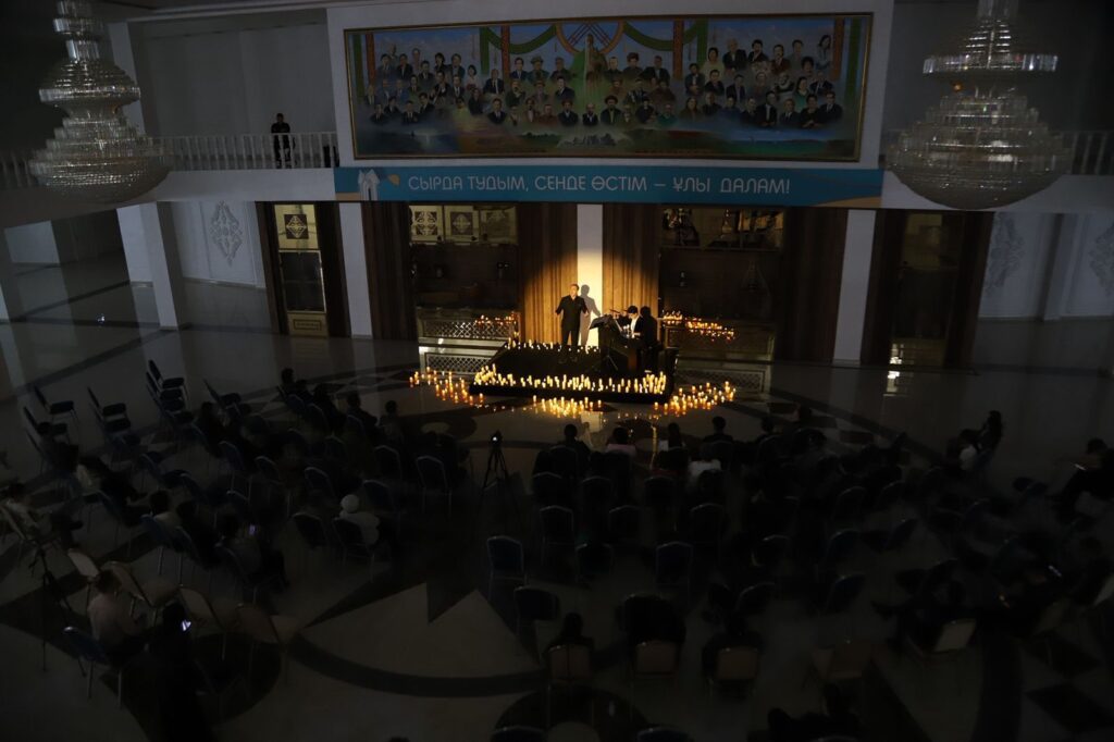 ӨНЕР ОРТАЛЫҒЫНДА РОМАНС КЕШІ ӨТТІ