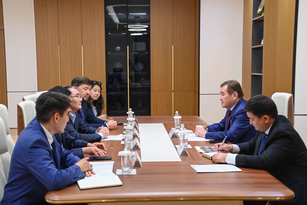 ТАУ-КЕН ӨНЕРКӘСІБІН ДАМЫТУ ЖОБАЛАРЫ ҚАРАЛДЫ