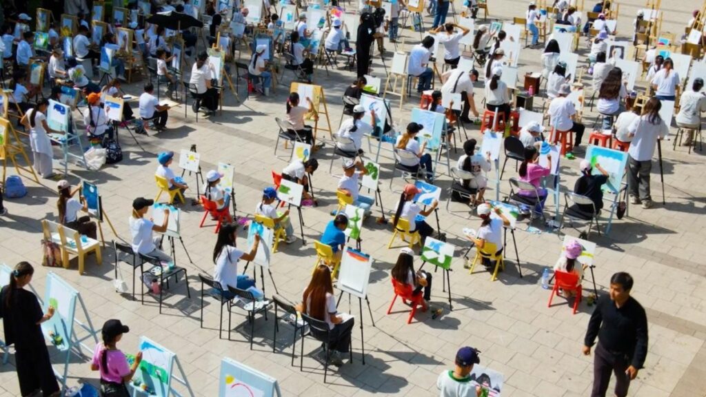 Астанада 150-ге тарта жас суретші Абай Құнанбайұлының портретін бір мезетте салды