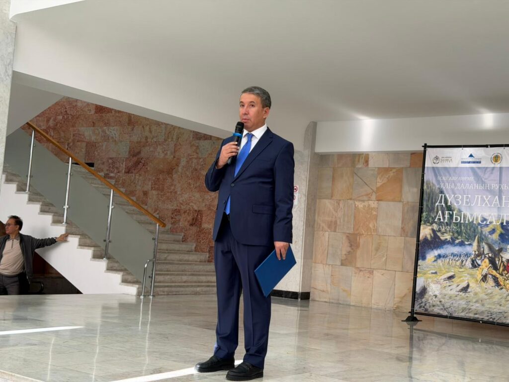 СЫРДАН ШЫҚҚАН ҚАЛАМГЕР, ҚЫЛҚАЛАМ ШЕБЕРІ АҒЫМСАЛЫ ДҮЗЕЛХАНОВТЫҢ 75 ЖЫЛДЫҒЫНА ОРАЙ КӨРМЕ ӨТТІ